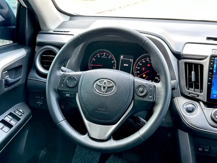 900x675_0_q87_c42_autohomecar__ChxpV2m6d6eAC6h7AApwno9daoQ728.jpg.webp Used Toyota RAV4 Rongfang 2016 2.0L CVT two-wheel drive smart version