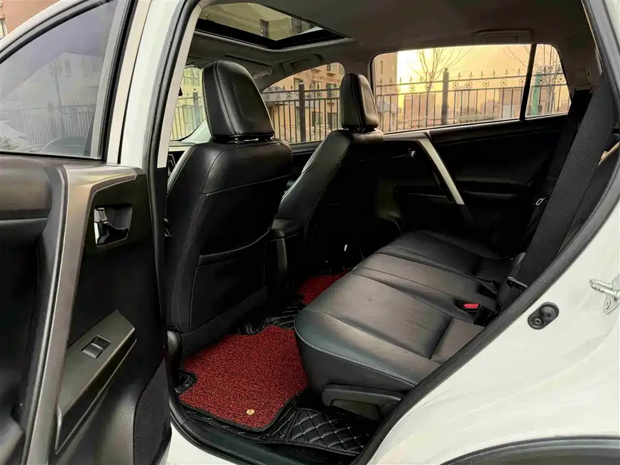 900x675_0_q87_c42_autohomecar__ChxpV2m6hf2AGU15AAIE_EqvwDk659.jpg.webp Used Toyota RAV4 Rongfang 2016 2.0L CVT four-wheel drive cutting-edge version National V