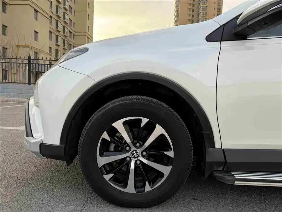 900x675_0_q87_c42_autohomecar__ChxpV2m6hgaAUy4CAAIDwRurjrc829.jpg.webp Used Toyota RAV4 Rongfang 2016 2.0L CVT four-wheel drive cutting-edge version National V