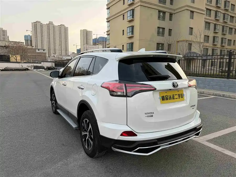 900x675_0_q87_c42_autohomecar__ChxpV2m6hgqAQ-NGAAKxQwAG7vg782.jpg.webp Used Toyota RAV4 Rongfang 2016 2.0L CVT four-wheel drive cutting-edge version National V