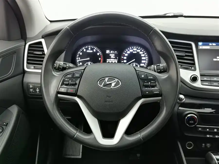 900x675_0_q87_c42_autohomecar__ChxpV2m7jkGAY8xIAAGvMdgBT6E481.jpg.webp Used Hyundai Tucson 2015 1.6T dual-clutch two-wheel drive intelligent model