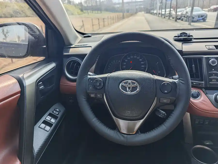 900x675_0_q87_c42_autohomecar__ChxpV2mJVsWAZ2jHAAUGSH0KYWU646.jpg.webp Used Toyota RAV4 Rongfang 2015 2.5L automatic four-wheel drive elite version