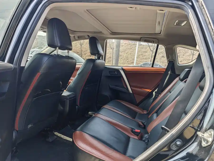 900x675_0_q87_c42_autohomecar__ChxpV2mJVseAPMWJAAVCQwXLud4063.jpg.webp Used Toyota RAV4 Rongfang 2015 2.5L automatic four-wheel drive elite version