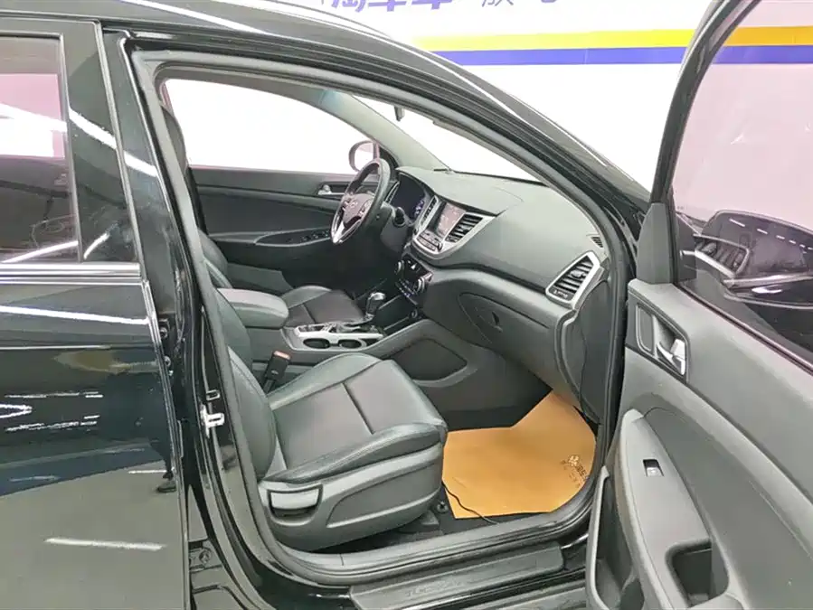 900x675_0_q87_c42_autohomecar__ChxpV2mhXHyAJszOAAHSa8ANjSQ798.jpg.webp Used Hyundai Tucson 2015 1.6T dual-clutch two-wheel drive intelligent model