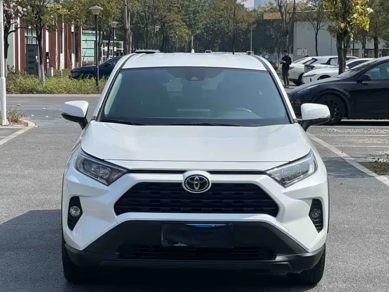 900x675_0_q87_c42_autohomecar__ChxpV2mjBlSAOJb3AAq2w7OeruE232.jpg.webp Used Toyota RAV4 Rongfang 2023 2.0L CVT two-wheel drive urban version