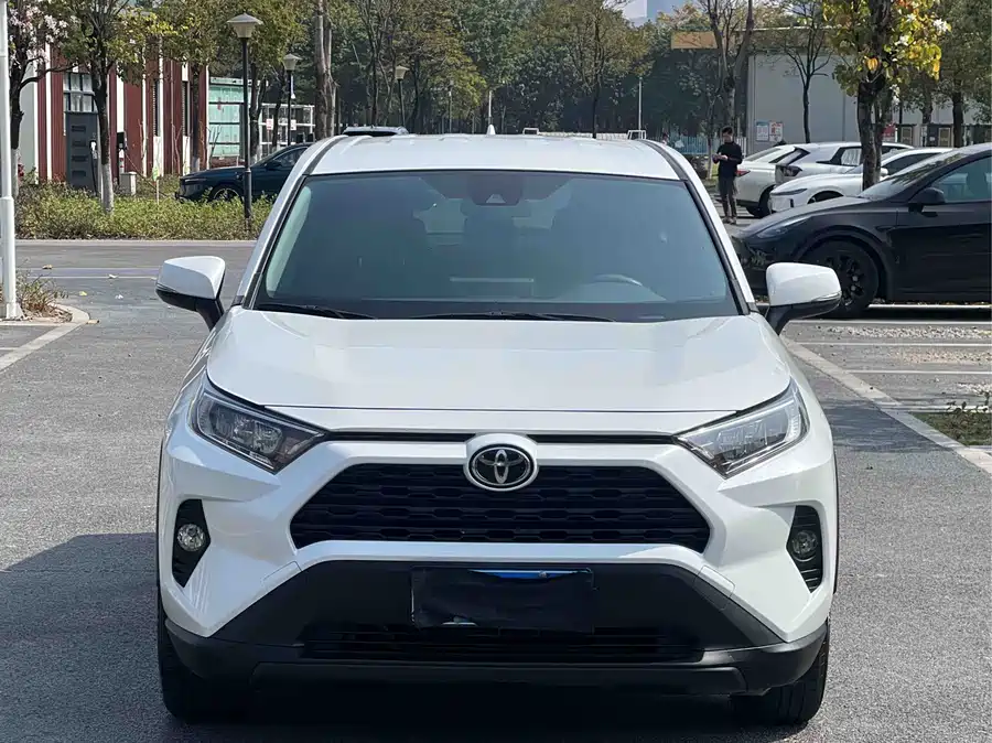 900x675_0_q87_c42_autohomecar__ChxpV2mjBlSAOJb3AAq2w7OeruE232.jpg.webp Used Toyota RAV4 Rongfang 2023 2.0L CVT two-wheel drive urban version