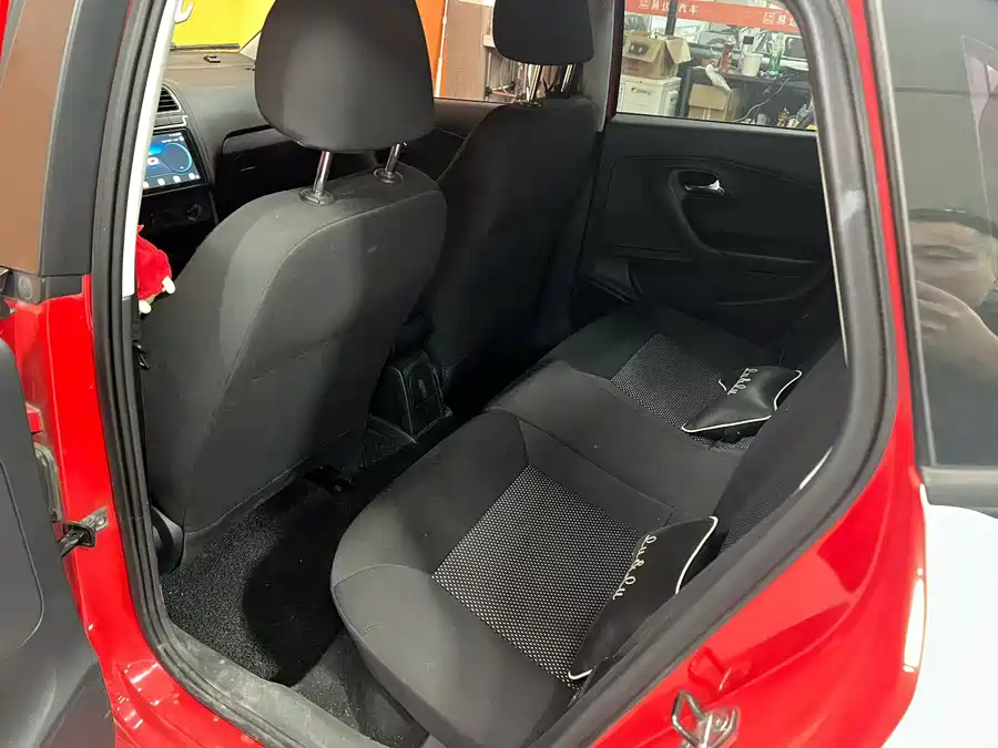 900x675_0_q87_c42_autohomecar__ChxpV2moMD-AOM_RAALzvDFBHnU671.jpg.webp Used Volkswagen Polo 2013 1.6L automatic comfort version