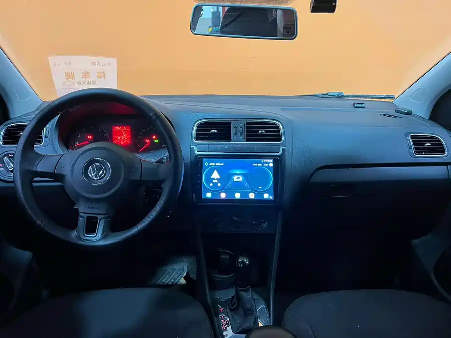 900x675_0_q87_c42_autohomecar__ChxpV2moMD-AR3DXAAI-eAq4xuw953.jpg.webp Used Volkswagen Polo 2013 1.6L automatic comfort version