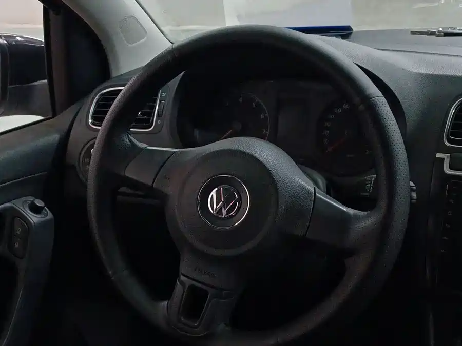 900x675_0_q87_c42_autohomecar__ChxpV2moMECALIR2AAFQaPSmICY564.jpg.webp Used Volkswagen Polo 2013 1.6L automatic comfort version