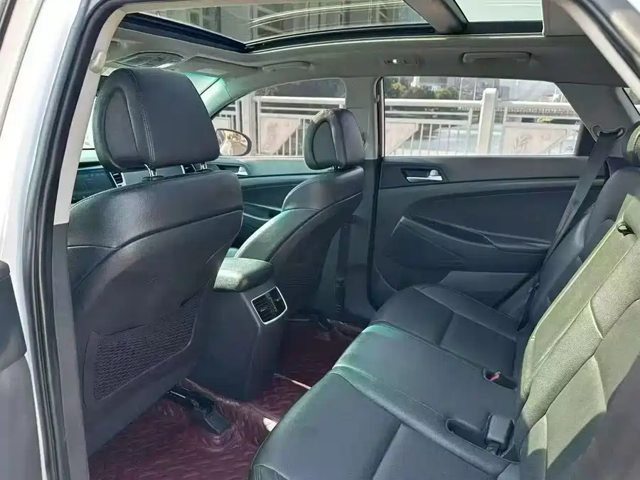 900x675_0_q87_c42_autohomecar__ChxpV2mpRPSAf5JEAAWhSoeINgc077.jpg.webp Used Hyundai Tucson 2018 1.6T dual-clutch two-wheel drive 15th anniversary special edition