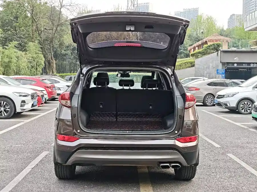 900x675_0_q87_c42_autohomecar__ChxpV2mpYi-AAcf5AAQHmCClUFM152.jpg.webp Used Hyundai Tucson 2015 1.6T dual-clutch two-wheel drive intelligent model