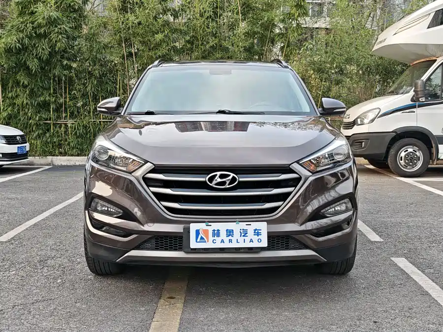 900x675_0_q87_c42_autohomecar__ChxpV2mpYiCAANE-AAwxbBoZ8kE127.jpg.webp Used Hyundai Tucson 2015 1.6T dual-clutch two-wheel drive intelligent model