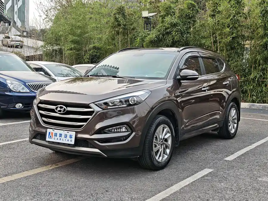900x675_0_q87_c42_autohomecar__ChxpV2mpYiCAFYm1AA2pvcCo6QQ645.jpg.webp Used Hyundai Tucson 2015 1.6T dual-clutch two-wheel drive intelligent model