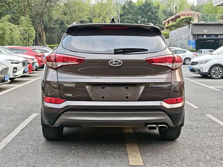 900x675_0_q87_c42_autohomecar__ChxpV2mpYiSANLyuAAsHfJh3jXo358.jpg.webp Used Hyundai Tucson 2015 1.6T dual-clutch two-wheel drive intelligent model