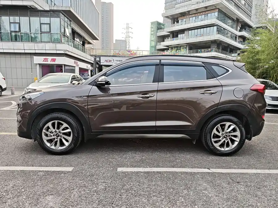 900x675_0_q87_c42_autohomecar__ChxpV2mpYiaAahD6AAuD0Y-GCQs403.jpg.webp Used Hyundai Tucson 2015 1.6T dual-clutch two-wheel drive intelligent model