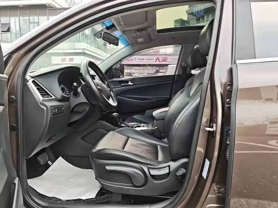 900x675_0_q87_c42_autohomecar__ChxpV2mpYieAaroBAAJwvSVqutA021.jpg.webp Used Hyundai Tucson 2015 1.6T dual-clutch two-wheel drive intelligent model