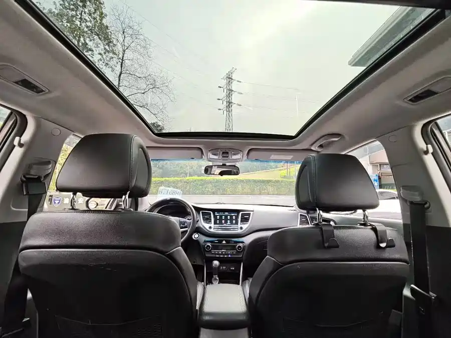 900x675_0_q87_c42_autohomecar__ChxpV2mpYiyAfEj4AAI0OWAFKbU564.jpg.webp Used Hyundai Tucson 2015 1.6T dual-clutch two-wheel drive intelligent model