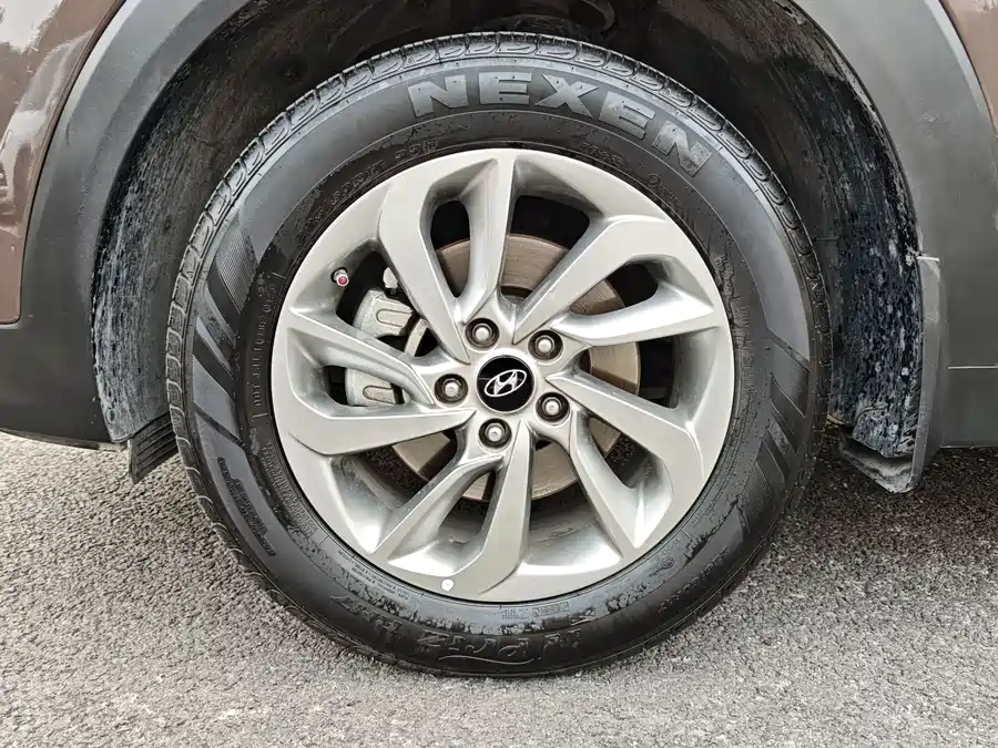 900x675_0_q87_c42_autohomecar__ChxpV2mpYjSAd2ZaAAodPY8Q3jQ567.jpg.webp Used Hyundai Tucson 2015 1.6T dual-clutch two-wheel drive intelligent model