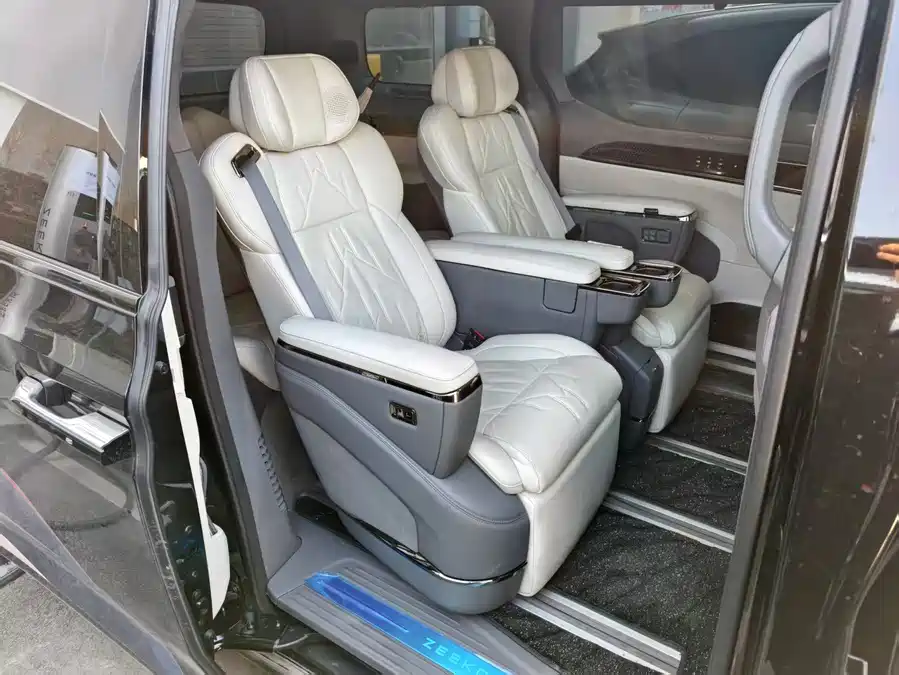 900x675_0_q87_c42_autohomecar__ChxpV2mrtLiAeJSBAAQpAgjaDAE237.jpg.webp Used Zeekr 009 2024 six-seat executive version four-wheel drive 108kWh