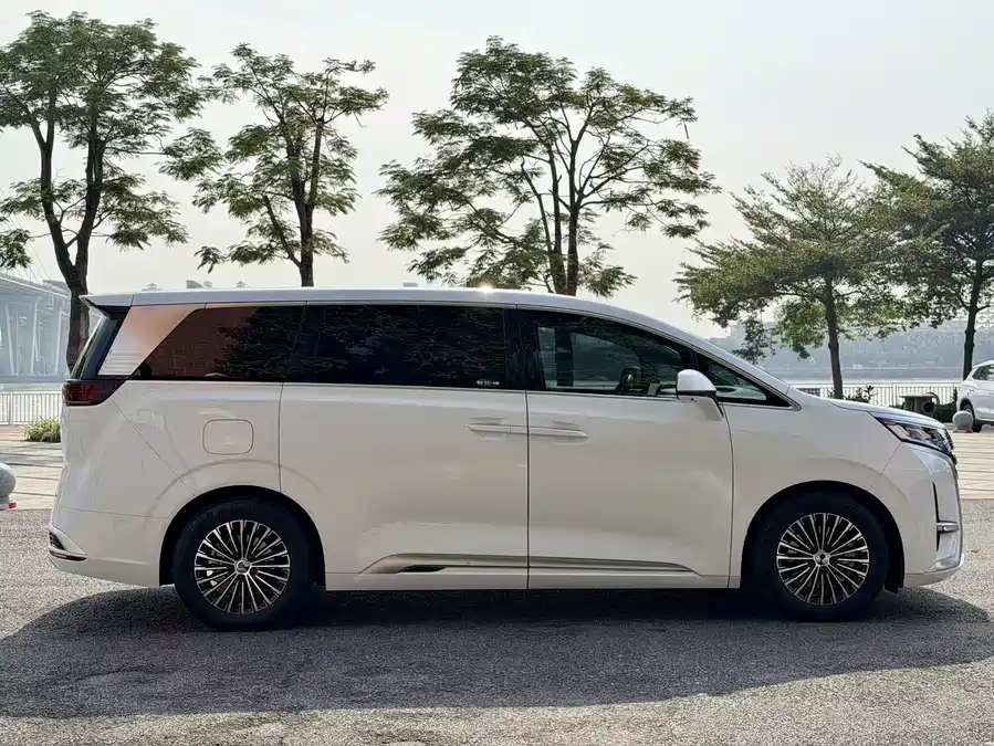 900x675_0_q87_c42_autohomecar__ChxpV2mrwvyASSbUAAbjtX4WpAQ935.jpg.webp Used Denza D9 2022 DM-i 970 four-wheel drive premium model