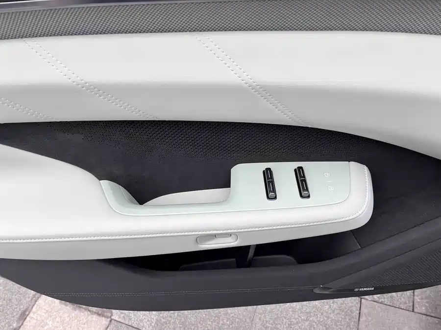 900x675_0_q87_c42_autohomecar__ChxpV2muoAmAQdgwAAQ3zmCS8jI280.jpg.webp Used Zeekr 001 2025 WE version 100kWh rear drive