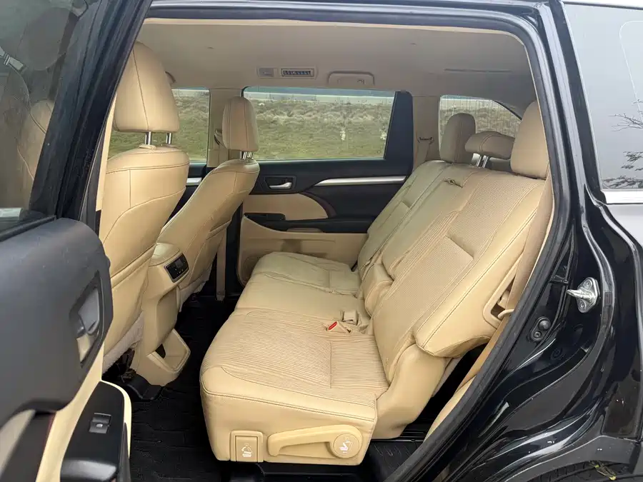 900x675_0_q87_c42_autohomecar__ChxpV2mw50aAQzMDAAiDEi1udv4946.jpg.webp Used Toyota Highlander 2015 2.0T four-wheel drive elite version 7 seats