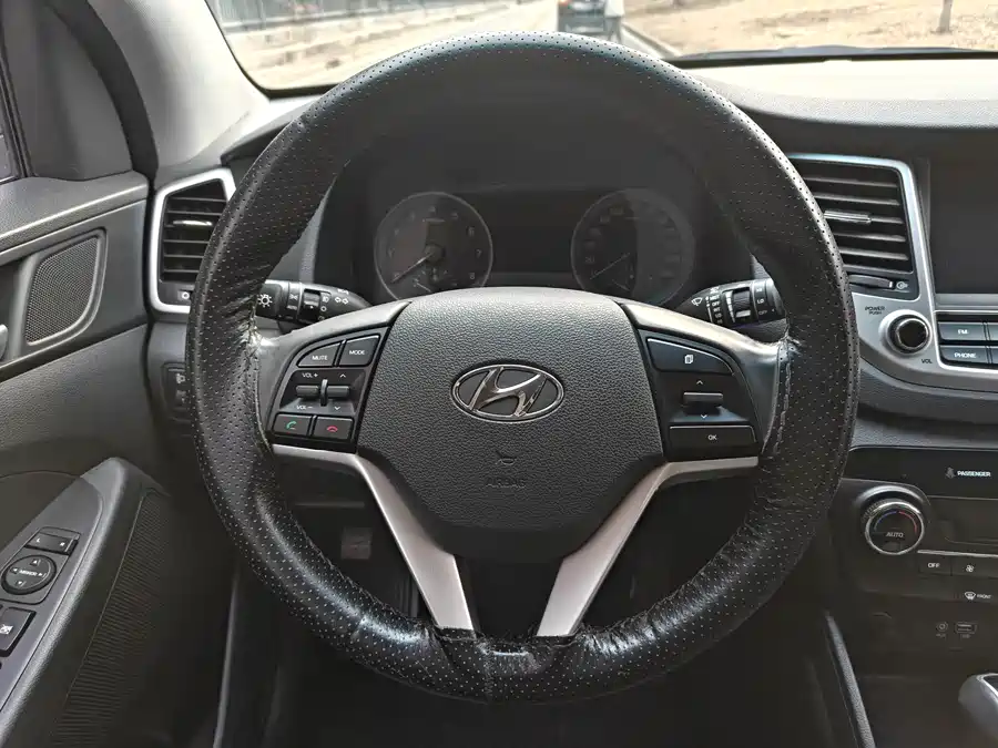 900x675_0_q87_c42_autohomecar__ChxpV2mwJyeAVDxcAAaEvDlcweY457.jpg.webp Used Hyundai Tucson 2015 1.6T dual-clutch two-wheel drive intelligent model