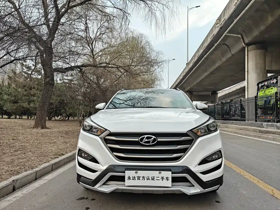 900x675_0_q87_c42_autohomecar__ChxpV2mwJyiADda_AAxzx-_XeGs968.jpg.webp Used Hyundai Tucson 2015 1.6T dual-clutch two-wheel drive intelligent model
