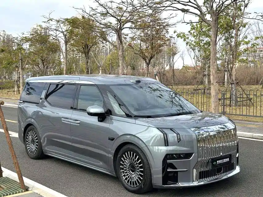 900x675_0_q87_c42_autohomecar__ChxpV2mwxoWAa6xfAAIOFg6ZKcs992.jpg.webp Used Zeekr 009 2024 six-seat executive version four-wheel drive 108kWh