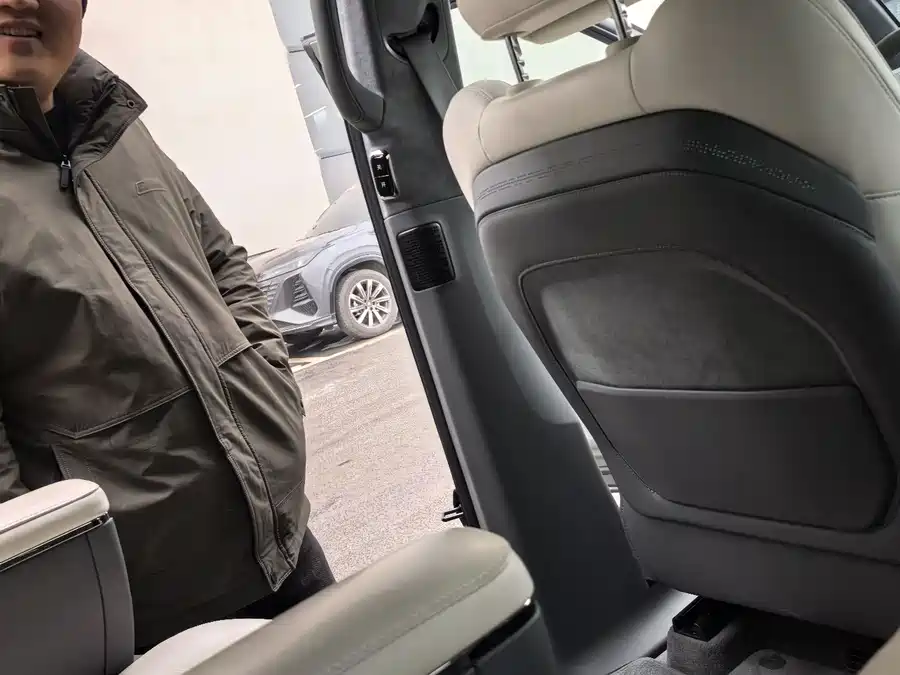 900x675_0_q87_c42_autohomecar__ChxpVWl6-PWAEjtcAAOB3EFduqM521.jpg.webp Used Zeekr 009 2024 seven-seater aisle version 108kWh