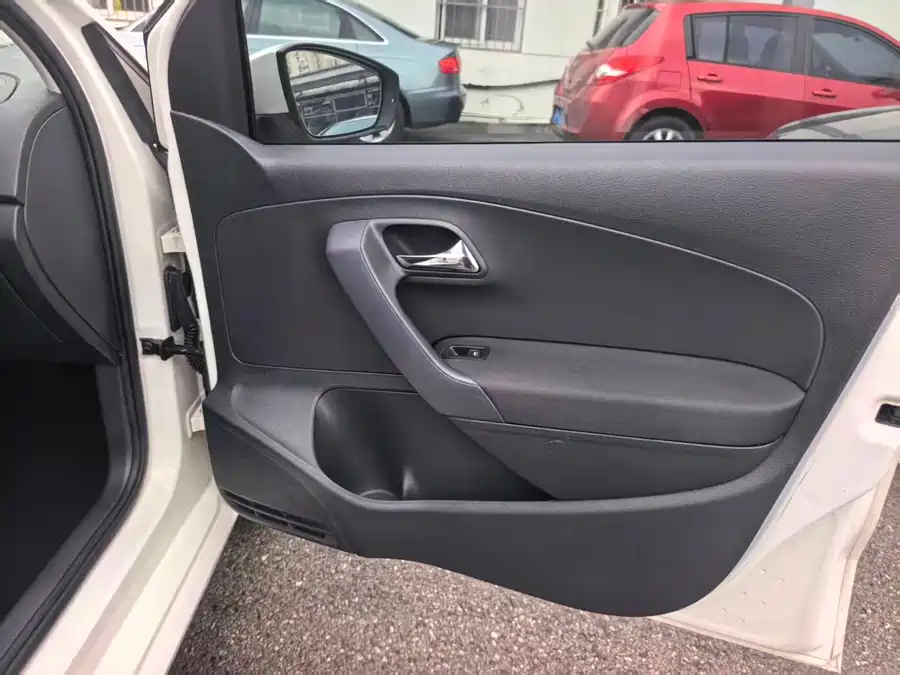 Used Volkswagen Polo 2014 1.4L manual fashion version