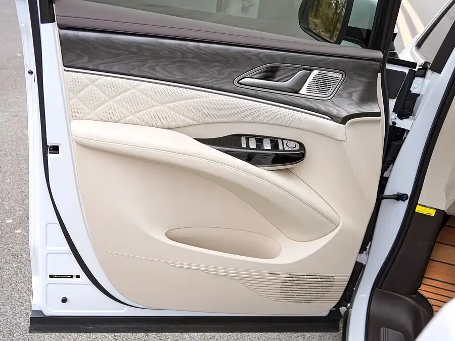 900x675_0_q87_c42_autohomecar__ChxpVWlM9XaAQPI2AAkKrAOHJl8960.jpg.webp Used Denza D9 2024 DM-i 1050 Exclusive Type