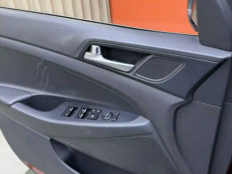 900x675_0_q87_c42_autohomecar__ChxpVWm2q0OAPchXAANsXoXQ_DU940.jpg.webp Used Hyundai Tucson 2018 1.6T dual-clutch two-wheel drive 15th anniversary special edition