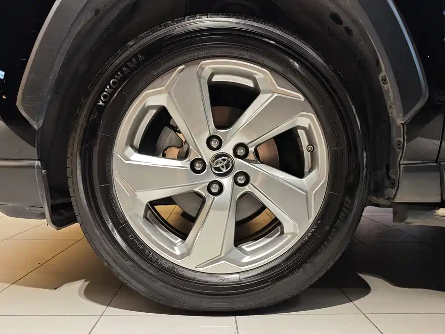 900x675_0_q87_c42_autohomecar__ChxpVWm40GiAY14iAAZEBsj_Uas055.jpg.webp Used Toyota RAV4 Rongfang 2020 2.0L CVT two-wheel drive fashion version