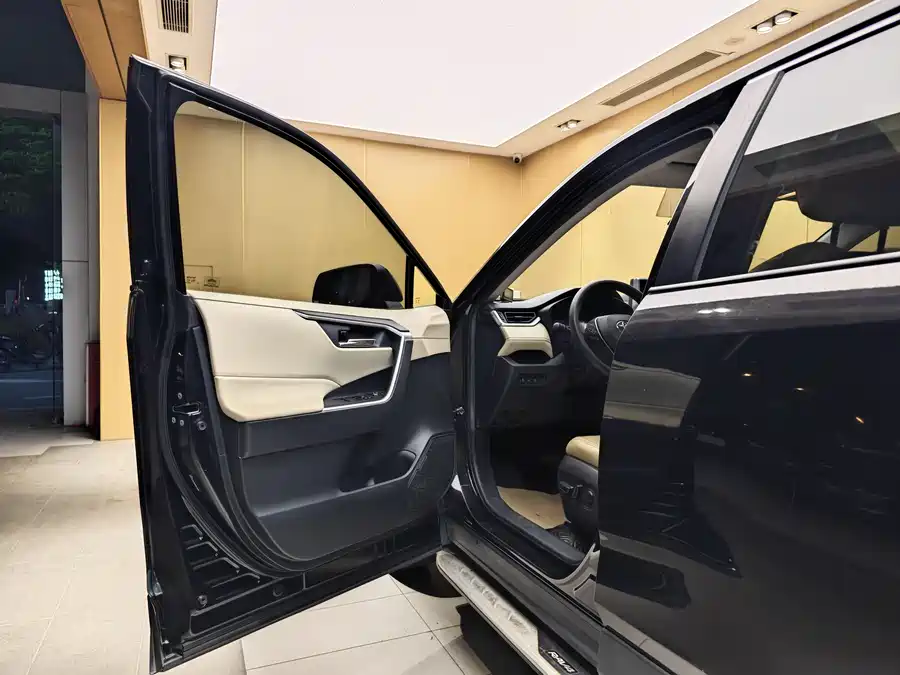 900x675_0_q87_c42_autohomecar__ChxpVWm40GmAdUXeAAQPPmjJ_fU618.jpg.webp Used Toyota RAV4 Rongfang 2020 2.0L CVT two-wheel drive fashion version