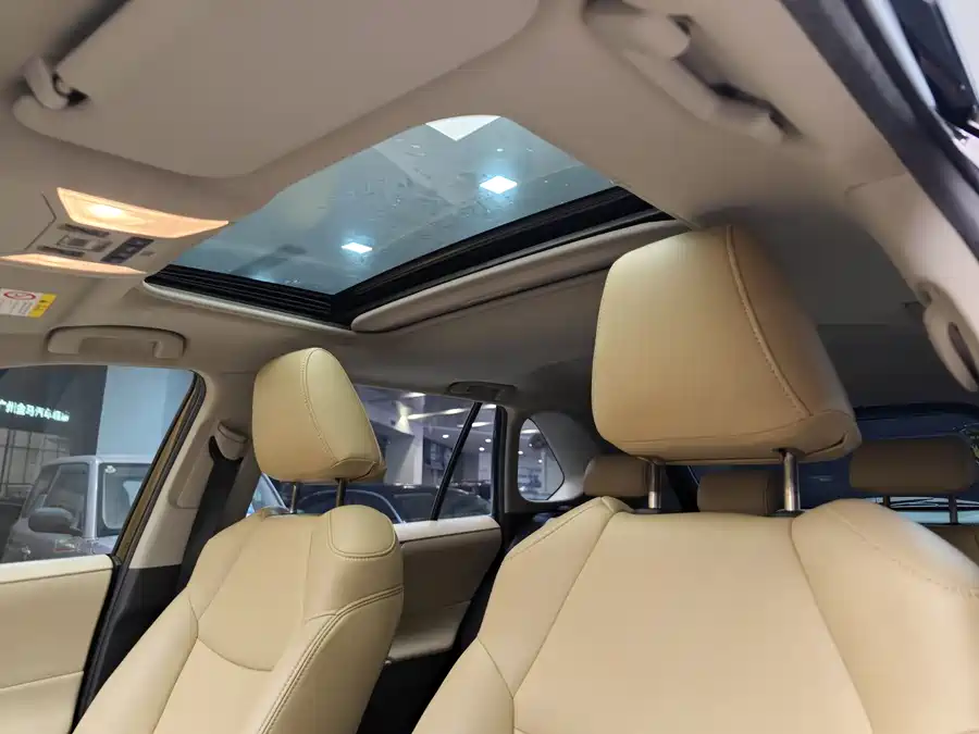 900x675_0_q87_c42_autohomecar__ChxpVWm40GyARHD9AALHNapmNng517.jpg.webp Used Toyota RAV4 Rongfang 2020 2.0L CVT two-wheel drive fashion version