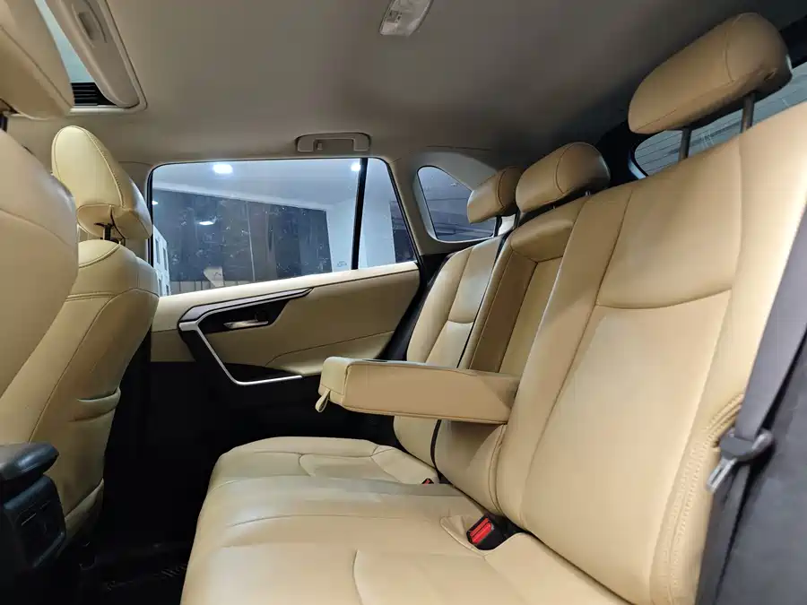 900x675_0_q87_c42_autohomecar__ChxpVWm40HCAL8EJAAO7gXTkVzU033.jpg.webp Used Toyota RAV4 Rongfang 2020 2.0L CVT two-wheel drive fashion version