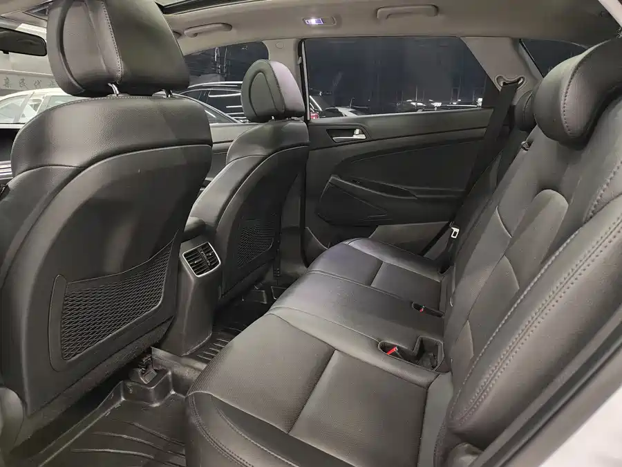 900x675_0_q87_c42_autohomecar__ChxpVWm79j-AQpbWAAYiSnGngi0369.jpg.webp Used Hyundai Tucson 2018 1.6T dual-clutch two-wheel drive 15th anniversary special edition