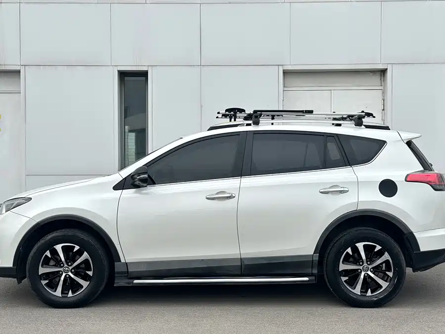 900x675_0_q87_c42_autohomecar__ChxpVWm7S0WAVidyAAk6dWLhVPg215.jpg.webp Used Toyota RAV4 Rongfang 2016 2.0L CVT two-wheel drive fashion version National V