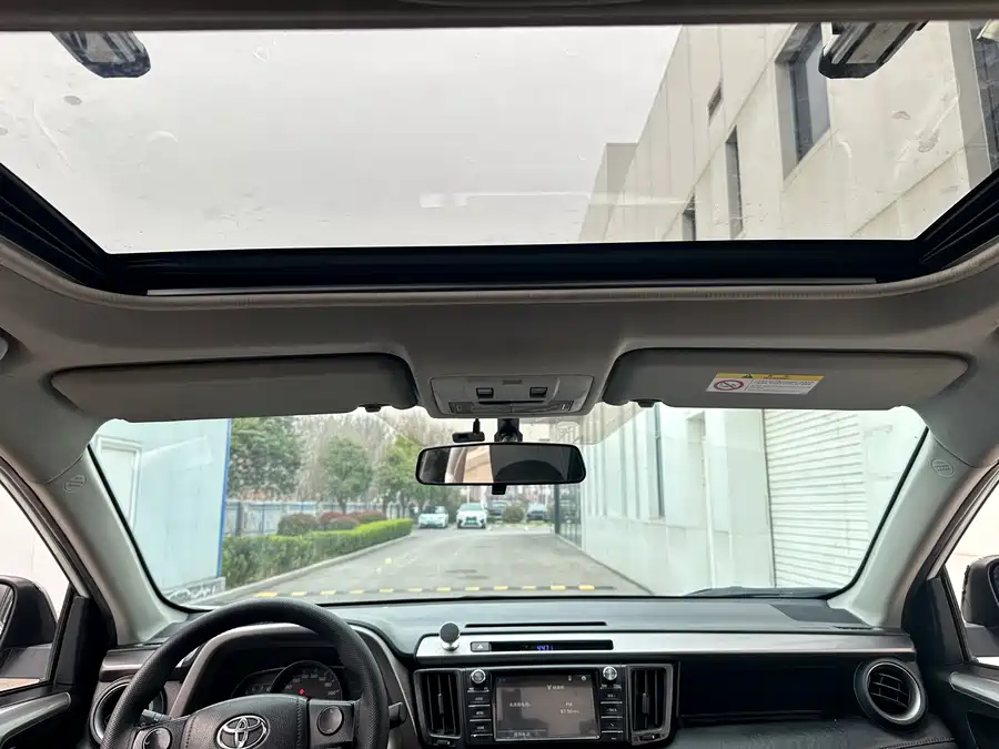 900x675_0_q87_c42_autohomecar__ChxpVWm7S0mABXn-AAfW4E3bhNE361.jpg.webp Used Toyota RAV4 Rongfang 2016 2.0L CVT two-wheel drive fashion version National V