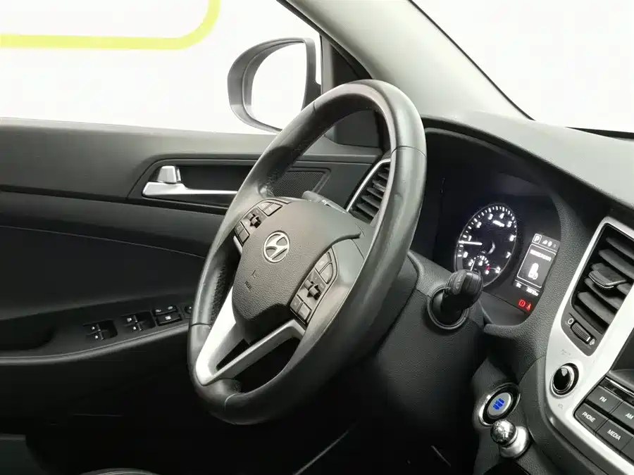 900x675_0_q87_c42_autohomecar__ChxpVWm7jk6AWy-WAAGJEbqRhmU773.jpg.webp Used Hyundai Tucson 2015 1.6T dual-clutch two-wheel drive intelligent model