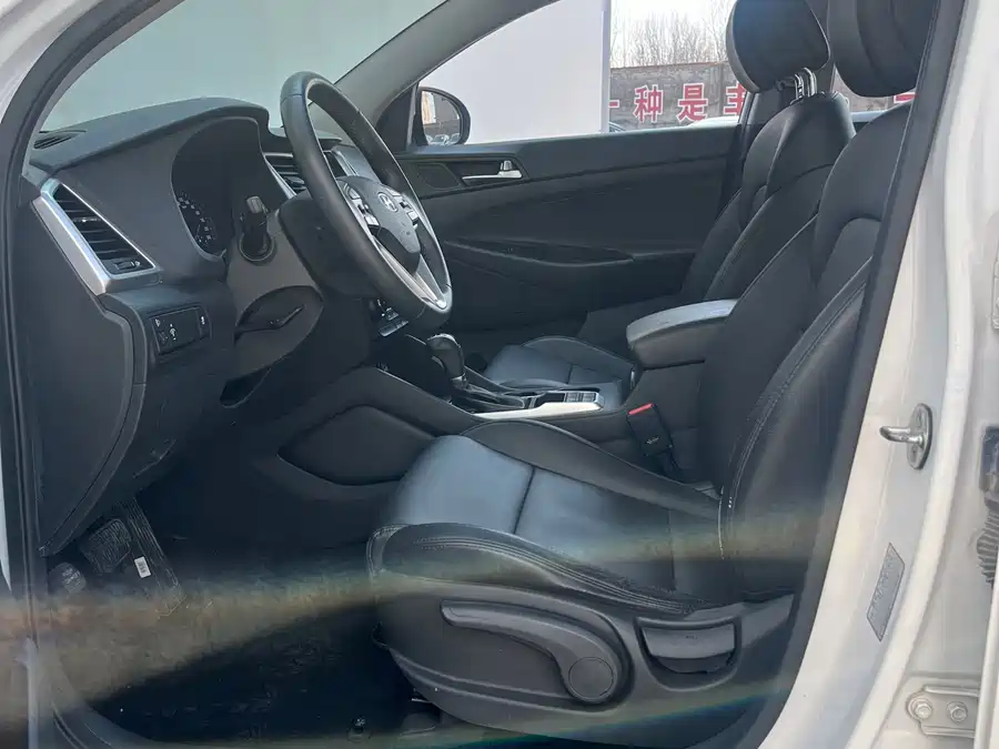 900x675_0_q87_c42_autohomecar__ChxpVWm7lqWASxxSAAdwpEuTNx8941.jpg.webp Used Hyundai Tucson 2015 1.6T dual-clutch two-wheel drive intelligent model