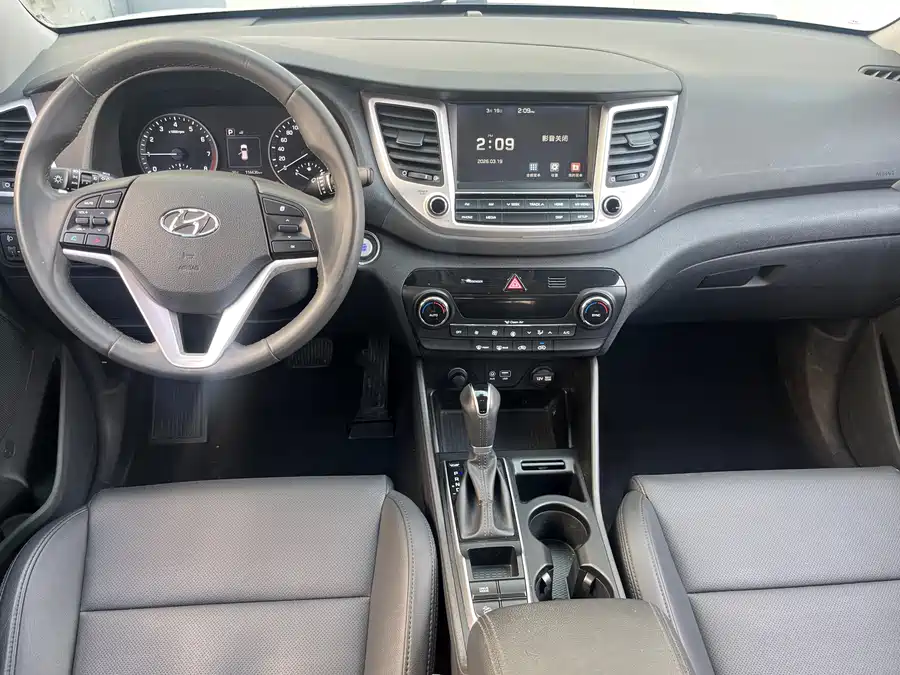 900x675_0_q87_c42_autohomecar__ChxpVWm7lqWAVCK3AArWDPxwMyY440.jpg.webp Used Hyundai Tucson 2015 1.6T dual-clutch two-wheel drive intelligent model