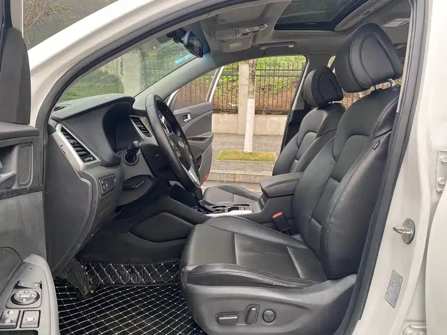 900x675_0_q87_c42_autohomecar__ChxpVWmHCVOAD4GBAAkNvbLWca0750.jpg.webp Used Hyundai Tucson 2015 1.6T dual-clutch two-wheel drive intelligent model