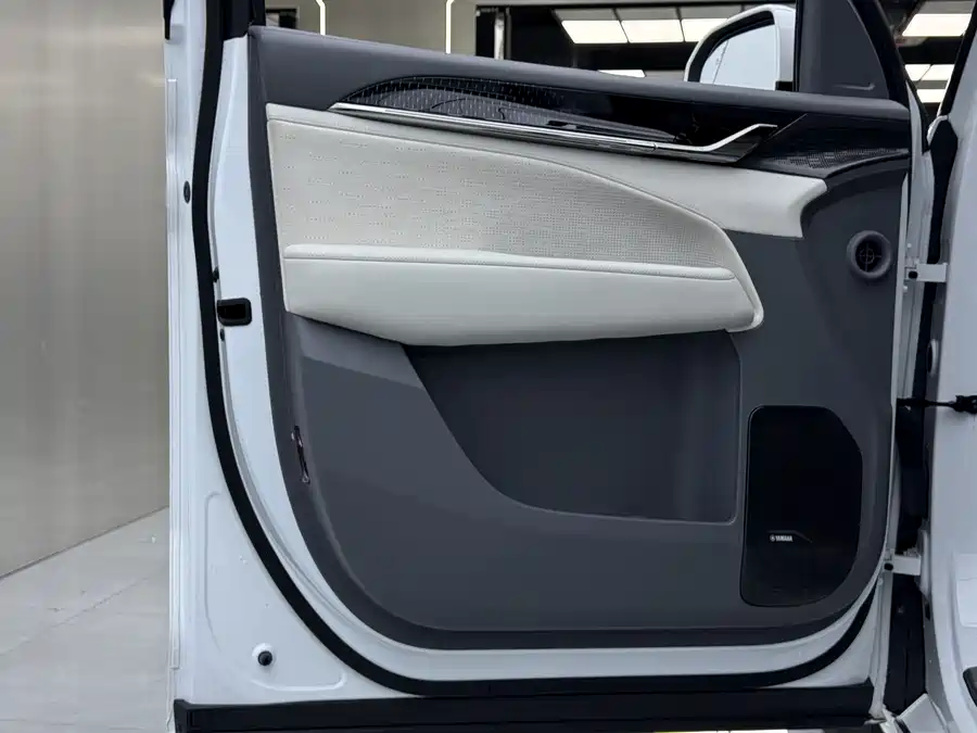 900x675_0_q87_c42_autohomecar__ChxpVWmJRtWAAGzyAAOdyBkOkiY103.jpg.webp Used Zeekr 009 2024 seven-seat aisle version four-wheel drive 108kWh