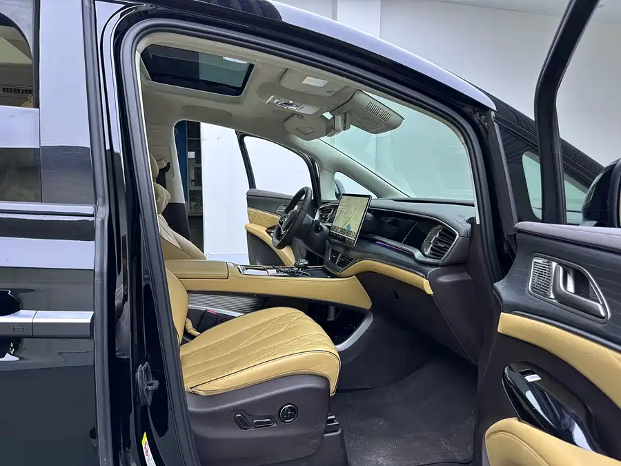 900x675_0_q87_c42_autohomecar__ChxpVWmj5_eAS5cQAAnC7qpAuyo805.jpg.webp Used Denza D9 2024 DM-i 980 four-wheel drive premium model