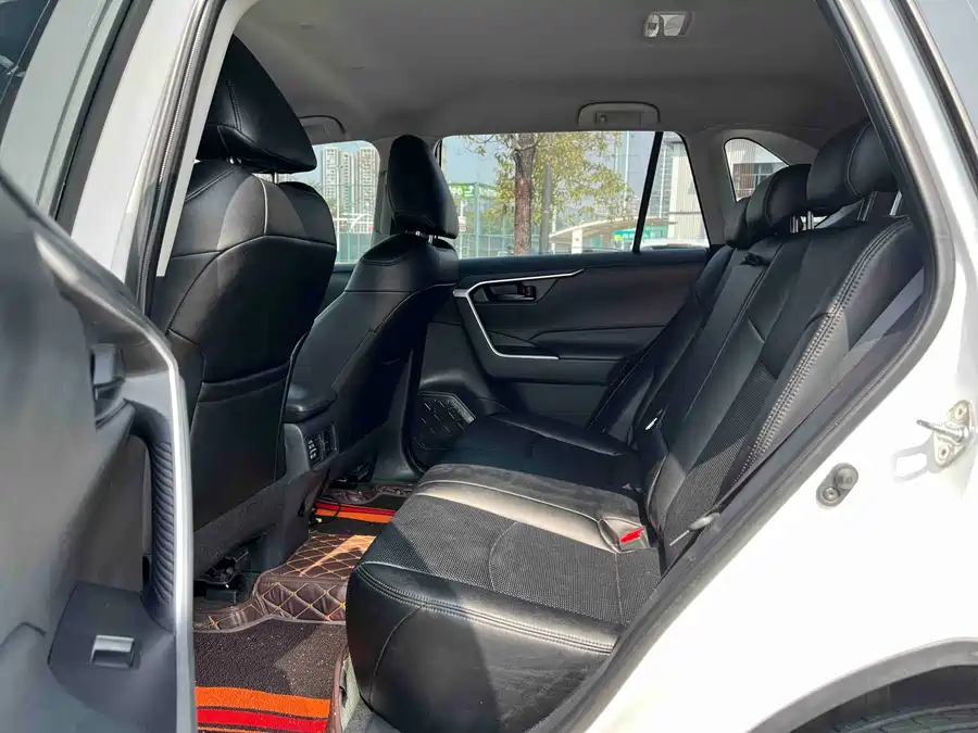 900x675_0_q87_c42_autohomecar__ChxpVWmjBmOAD070AAf99vuxo_w684.jpg.webp Used Toyota RAV4 Rongfang 2023 2.0L CVT two-wheel drive urban version