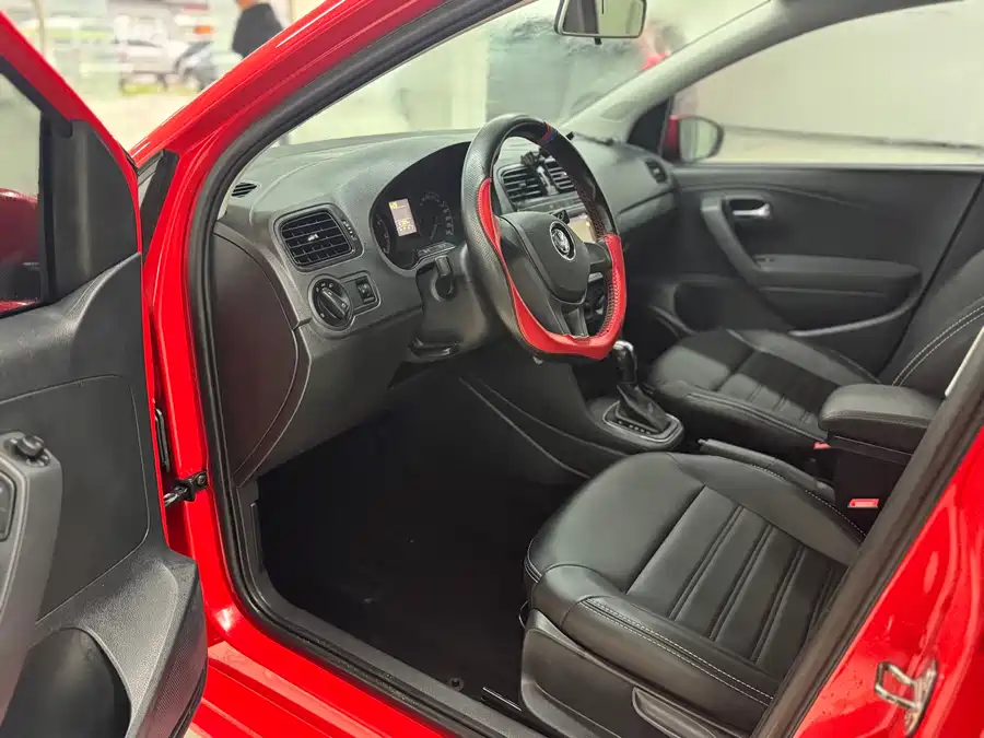 900x675_0_q87_c42_autohomecar__ChxpVWmlNs6AaUHoAAgjrdG4un4437.jpg.webp Used Volkswagen Polo 2018 1.5L automatic safe driving model
