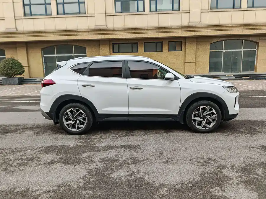 900x675_0_q87_c42_autohomecar__ChxpVWmmfp-AJVPPAAniXXyQ__Q942.jpg.webp Used Hyundai Tucson 2019 280TGDi dual-clutch two-wheel drive smart connected version National V