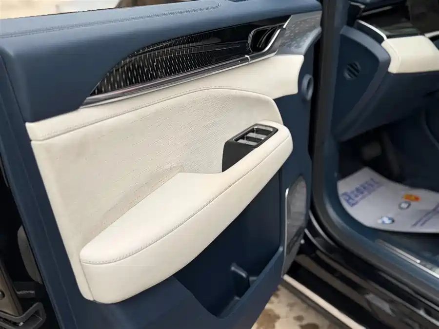 900x675_0_q87_c42_autohomecar__ChxpVWmuiViAYiX0AAFYRo5G1pA863.jpg.webp Used Zeekr 009 2024 six-seat executive version four-wheel drive 108kWh